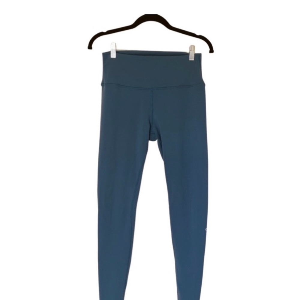 Alo Yoga Peacock Blue Leggings With details on back of the legs size Large EUC